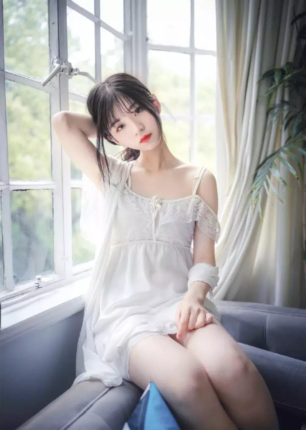 吊带长裙性感美腿酥胸撩人写真