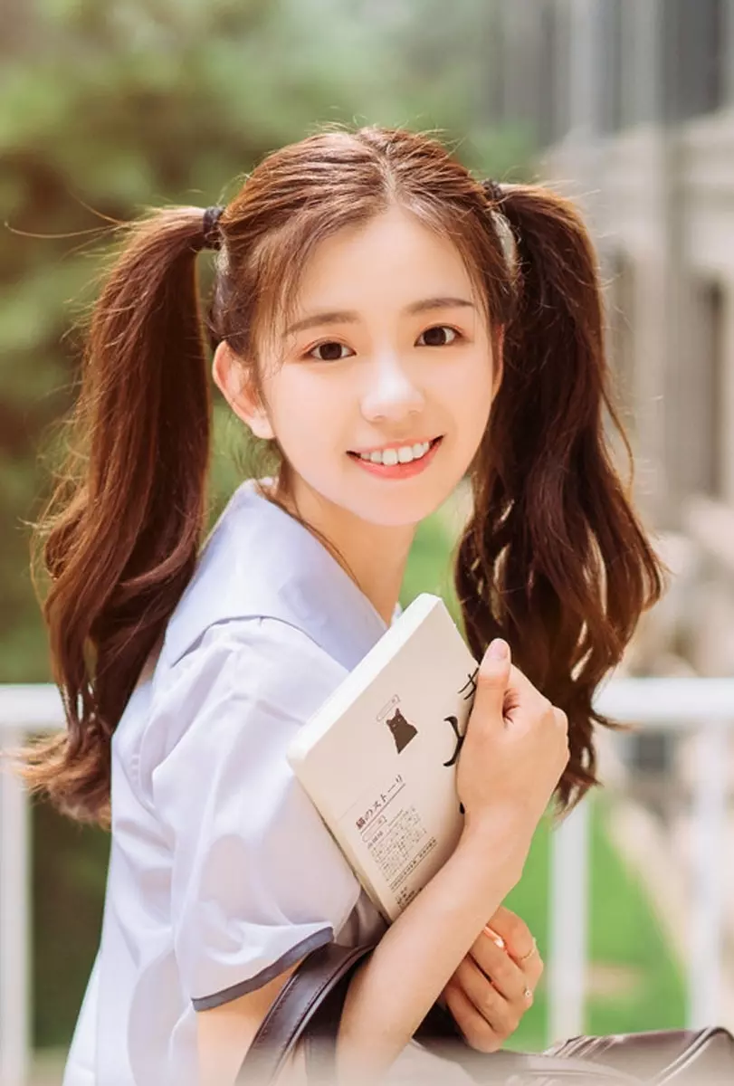 扎着马尾辫的校园美少女