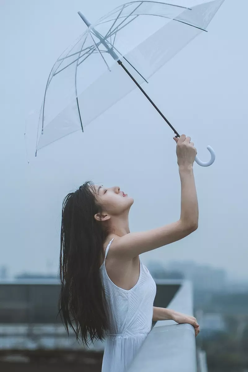 长发美女雨中性感写真