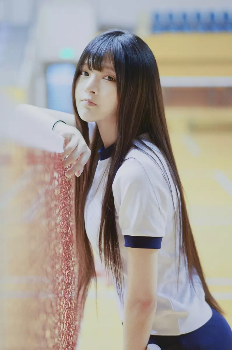 长腿学姐体育馆性感写真