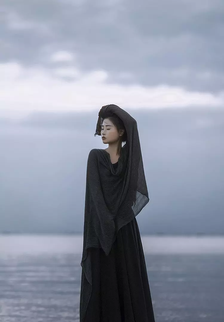 等你归航的海边美女