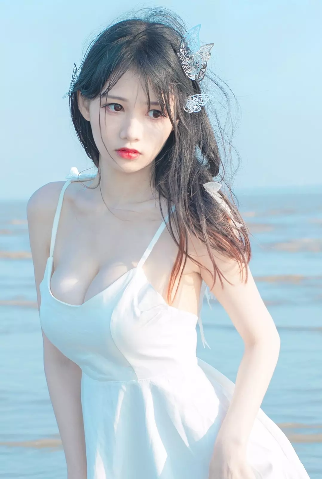 吊带短裙清纯美少女海边性感写真