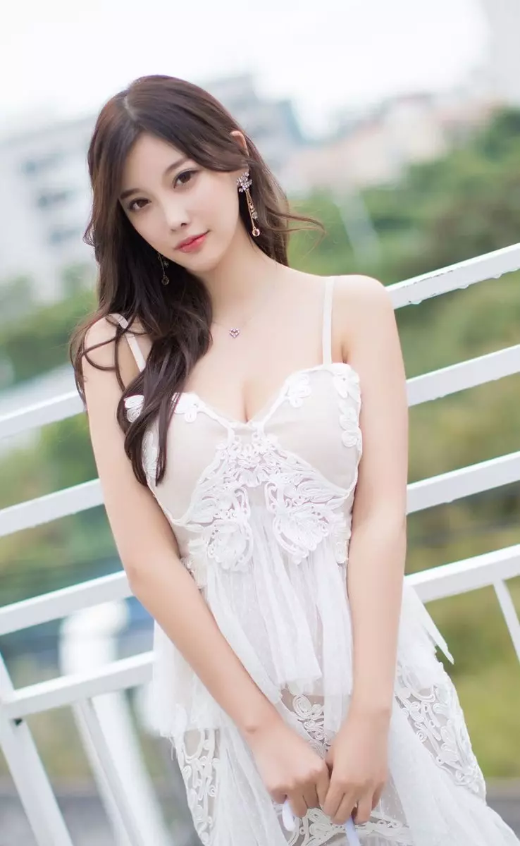 吊带蕾丝裙美女室外小清新写真